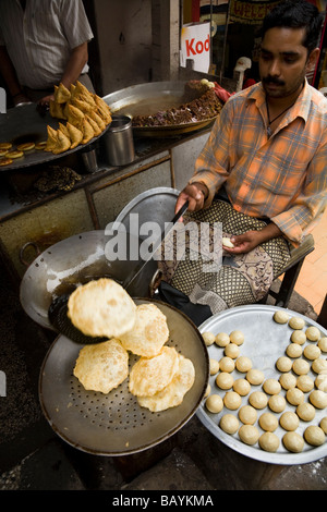 Uomo indiano la frittura puri / poori pane in Shimla. Himachal Pradesh. India. Foto Stock