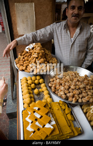 Indian dolci per la vendita in Shimla, Himachal Pradesh. India. Foto Stock