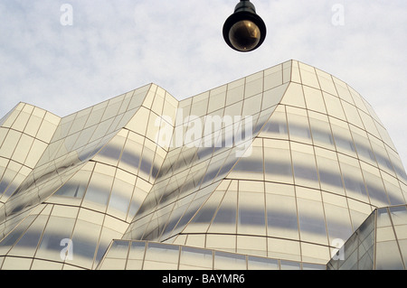 Architetto Frank Gehry's IAC World HQ, in Chelsea District di Manhattan, New York, con lampada di strada Foto Stock