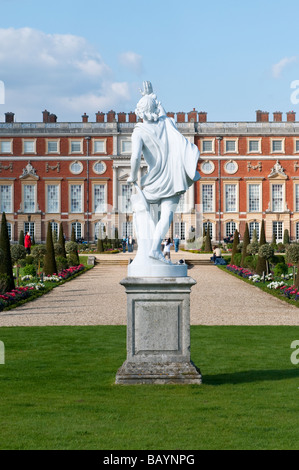 Una delle molte statue nel Privy Garden di Hampton Court Palace Foto Stock