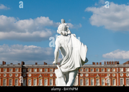 Una delle molte statue nel Privy Garden di Hampton Court Palace Foto Stock