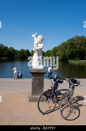 La scultura accanto al lago in giardini accanto a Schloss Charlottenburg Palace a Berlino Foto Stock