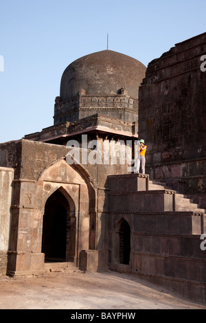 Turistico a Dai ki Chhoti Bahan ka Mahal Mandu in India Foto Stock