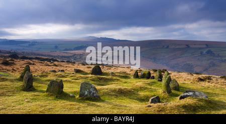 Nove di fanciulle cerchio di pietra su Belstone comune nel Parco Nazionale di Dartmoor Devon Foto Stock