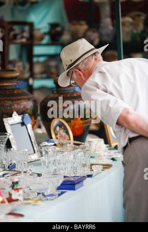 Un uomo anziano navigando antiquariato a Gloucester antiquariato e collezionismo Fiera, Gloucester, Regno Unito Foto Stock