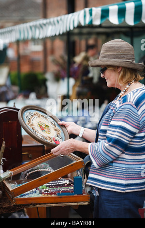 Un antiquario a Gloucester antiquariato e collezionismo Fiera, Gloucester, Regno Unito Foto Stock