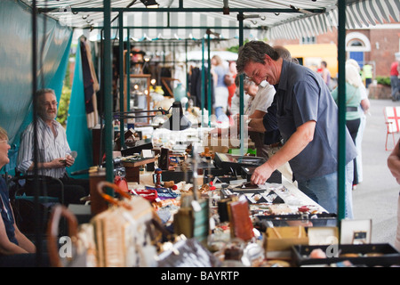 L'uomo la navigazione per oggetti di antiquariato a Gloucester antiquariato e collezionismo Fiera, Gloucester, Regno Unito Foto Stock