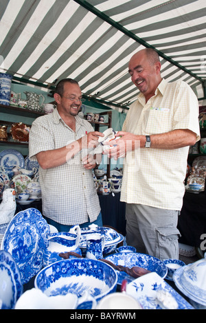 Antiquario e il cliente a Gloucester Antiquariato & collezionismo Fair Foto Stock