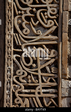 Arabo iscrizione in Ashrafi Mahal Mandu in India Foto Stock