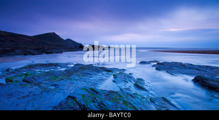 Twilight su Crackington Haven beach Cornwall Inghilterra Febbraio 2009 Foto Stock