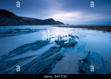 Twilight sulle rive del Crackington Haven North Cornwall Inghilterra Febbraio 2009 Foto Stock