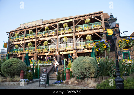 Il Dickens Inn, Pub di St Katharine Docks, Londra REGNO UNITO Inghilterra Foto Stock