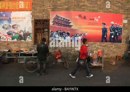 Propaganda di governo murale over street vendor Jianshui in Cina Foto Stock