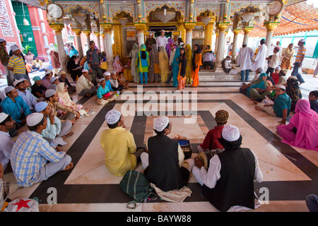 Musicicians al Santuario Nizamuddin in Delhi India Foto Stock