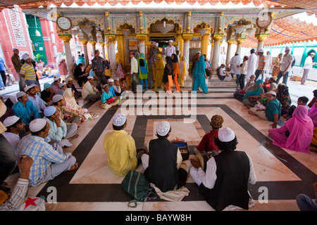 I sufi Musicicians al Santuario Nizamuddin in Delhi India Foto Stock