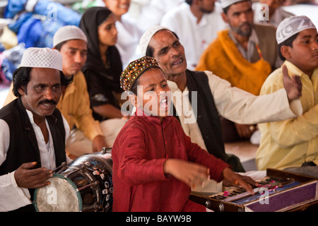 Musica Sufi in corrispondenza di Nizamuddin Santuario a Delhi in India Foto Stock