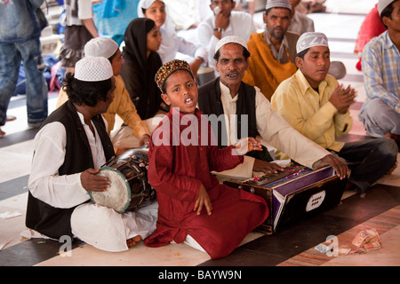 Musica Sufi in corrispondenza di Nizamuddin Santuario a Delhi in India Foto Stock