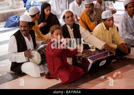 Musica Sufi in corrispondenza di Nizamuddin Santuario a Delhi in India Foto Stock