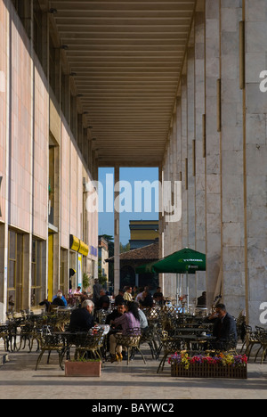 Cafe di fronte a Palazzo della Cultura a Sheshi Skenderbej square a Tirana in Albania in Europa Foto Stock