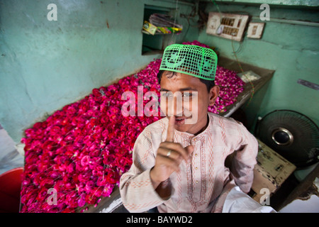 Ragazzo musulmano che vendono fiori a Nizamuddin Santuario a Delhi in India Foto Stock