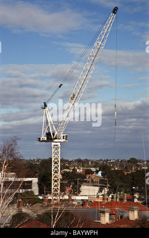 Gru industriali nella zona suburbana di paesaggio Foto Stock