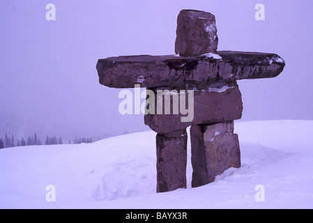 Il Inukshuk sulla Whistler Mountain nella località sciistica di Whistler della Columbia britannica in Canada è il simbolo delle Olimpiadi Invernali 2010 Foto Stock