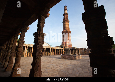 Qutub Minar tramite pilastri indù in India Delhi Foto Stock