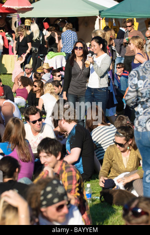 Comunità, feste popolari con i giovani, sono tenuti in periferia della città intorno a Australia. Folla multiculturale; festival della comunità; socievole persone Foto Stock