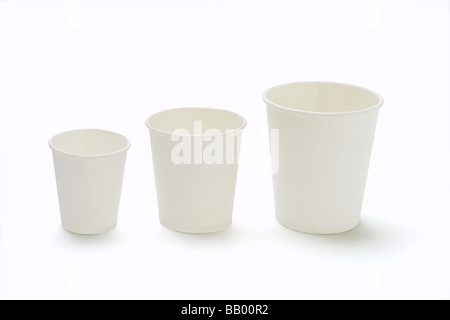 Tre misure assortite monouso tazze di carta su sfondo bianco Foto Stock