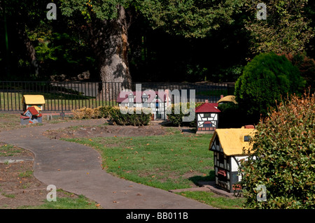 Modello di villaggio Tudor in Giardini Fitzroy Melbourne Victoria Australia Foto Stock