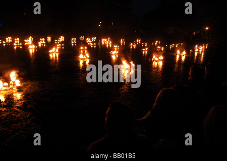 L'incendio fumo e specchi evento tenutosi a piedi il listone Azienda nel Queens Park come parte del Festival di Brighton Regno Unito Foto Stock
