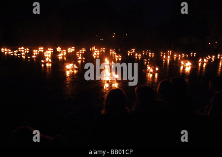 L'incendio fumo e specchi evento tenutosi a piedi il listone Azienda nel Queens Park come parte del Festival di Brighton Foto Stock