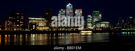 Docklands di Londra di notte visto da oltre il Tamigi Foto Stock