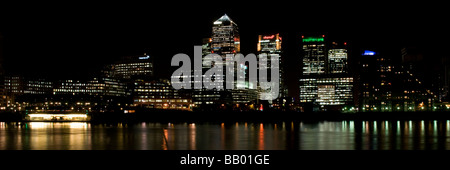 Docklands di Londra di notte visto da oltre il Tamigi Foto Stock