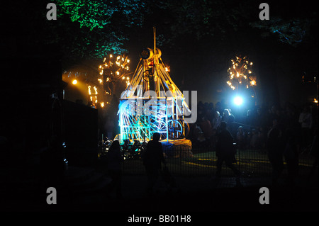 L'incendio fumo e specchi evento tenutosi a piedi il listone Azienda nel Queens Park come parte del Festival di Brighton Foto Stock