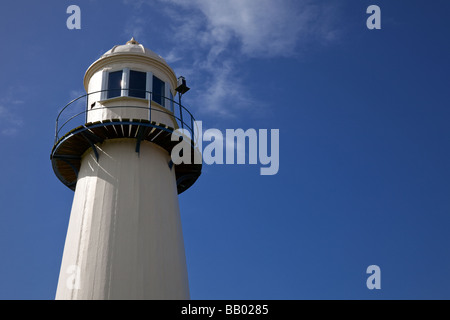 Faro contro un cielo blu vicino REGNO UNITO Foto Stock
