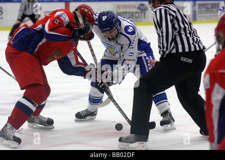 Faccia a faccia tra il russo no no 9 Sergey Chvanov e il finlandese n. 11 Mikael Granlund in un U18 partita di hockey su ghiaccio. Foto Stock