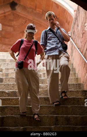 I turisti occidentali su fasi entro la tomba dell'Imperatore Humayun (la tomba di Humayun). Delhi, India. Foto Stock