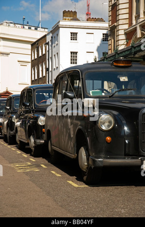 I taxi neri in Covent Garden Londra Inghilterra REGNO UNITO Foto Stock