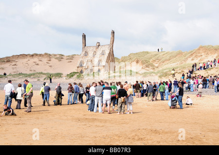 La folla a guardare le riprese del film di Harry Deathly Hallows su Freshwater West Beach Pembrokeshire Wales Foto Stock