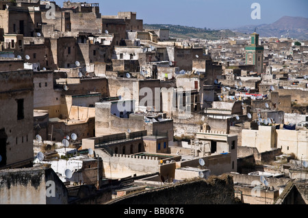 Splendida vista sui tetti di Fes Medina da Riad Mokri - ora una scuola di musica. Mostra derbs, riads e Moschea di Kairaouine Foto Stock