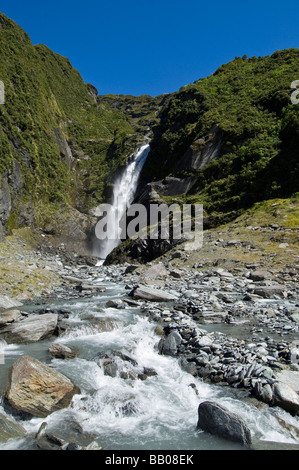 La cascata nel West Matukituki valle Mount aspiranti Parco Nazionale dell'Isola del Sud della Nuova Zelanda Foto Stock