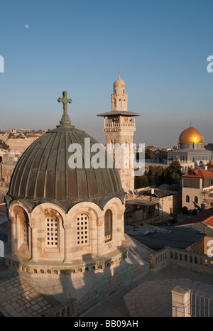 Israele. Gerusalemme la città vecchia. Ecce homo dome con Cupola della roccia in bkgd Foto Stock