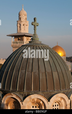 Israele. Gerusalemme la città vecchia. Ecce homo dome con Cupola della roccia in bkgd Foto Stock