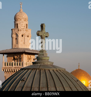 Israele. Gerusalemme la città vecchia. Ecce homo dome con Cupola della roccia in bkgd Foto Stock