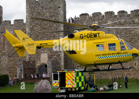 La East Anglian Air Ambulance arriva al castello di Framlingham nel Suffolk per aiutare un ferito mostra il ponticello Foto Stock