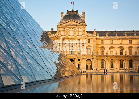 Il museo del Louvre tra cui la piramide di vetro Parigi, Francia Foto Stock