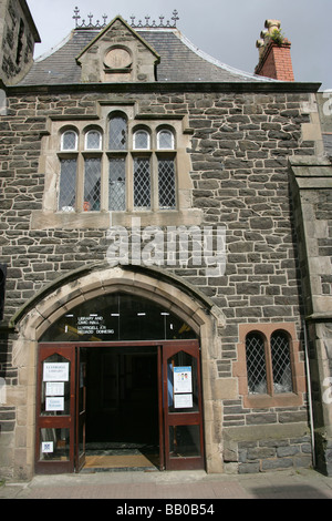 Città di Conwy, Galles. Ingresso principale a Conwy la sala civica e la libreria in Castle Street. Foto Stock