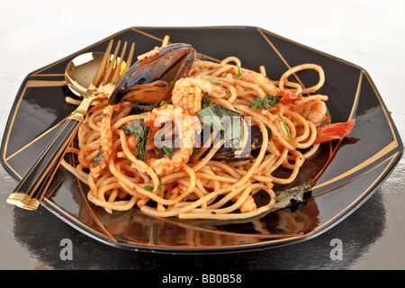 Spaghetti marinara pasta con frutti di mare Cozze Gamberi calamari Foto Stock