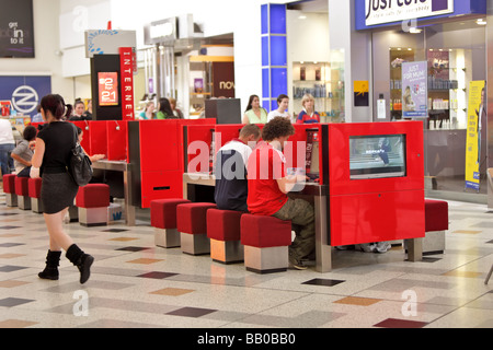 Gli amanti dello shopping tramite Internet a un nuovo centro commerciale Foto Stock